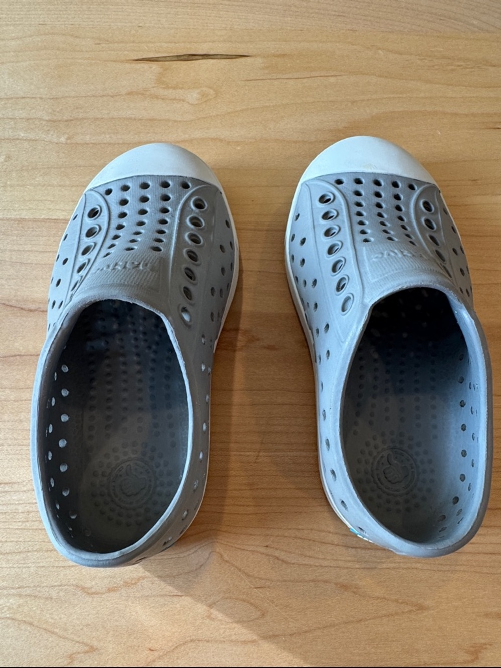 Native Jefferson Shoes 8 Kids Water Shoe in Silver Grey ✨  Natives 8 - Picture 2 of 6